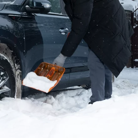 Лопата для уборки снега Сибртех 61673, поликарбонат, 270х360х840 мм, стальной черенок, усиленная купить в Когалыме