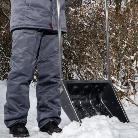 Движок для уборки снега пластиковый Сибртех, 570 х 470 х 1300 мм, стальная рукоятка, Россия, 615925 купить в Когалыме