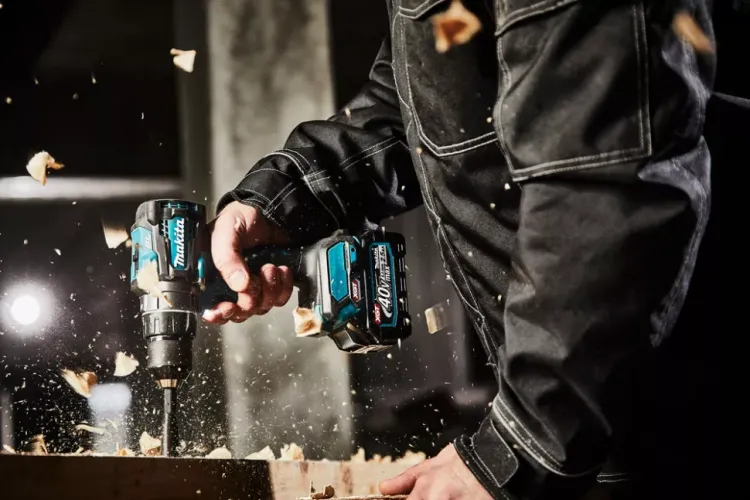 Аккумуляторная дрель-шуруповерт Makita XGT DF001GD201 купить в Когалыме