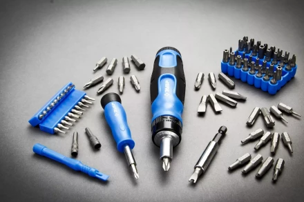 Набор ЗУБР &quot;ЭКСПЕРТ&quot;: Отвертка реверсивная с магнитным битодержателем и отсеком для бит в рукоятке, Cr-V, 130 предметов 25237-H129 купить в Когалыме