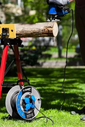 Удлинитель ЗУБР "ПРОФИ" на металл катушке, КГ 3х1,5кв мм, морозостойкий, 4 гнезда, IP44, макс мощность 3500Вт, 30м 55085-30 купить в Когалыме