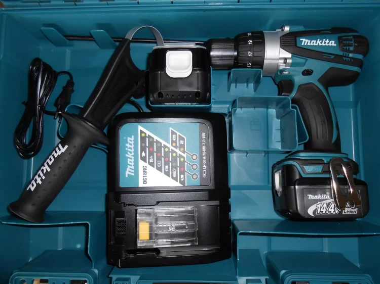 Аккумуляторная дрель-шуруповерт Makita BHP448RFE купить в Когалыме