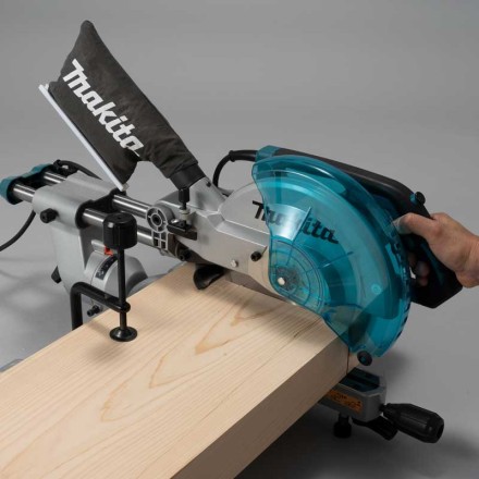 Торцовочная пила с протяжкой 1450Вт 260мм Makita LS1110F купить в Когалыме