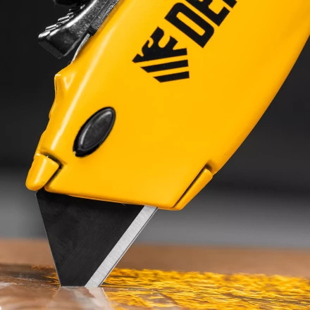 Нож Denzel, 19мм, сменное трапециевидное  лезвие, SK4, алюминиевый корпус, торцевой зажим купить в Когалыме