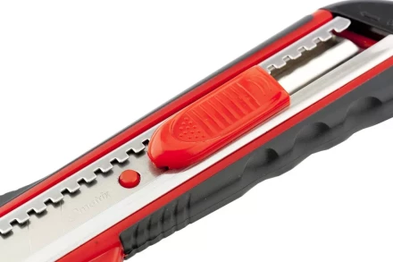 Нож 18мм, выдвижное лезвие, металлическая направляющая, эргономичная двухкомпонентная рукоятка MATRIX 78933 купить в Когалыме