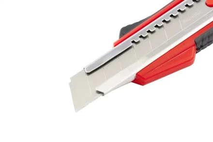 Нож 18мм, выдвижное лезвие, металлическая направляющая, эргономичная двухкомпонентная рукоятка MATRIX 78933 купить в Когалыме