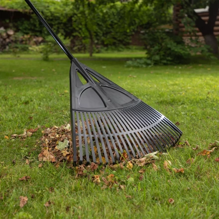 Грабли веерные пластиковые, 620 х 1750 мм, 27 плоских зубьев, алюминиевый черенок, Россия, Palisad 61806 купить в Когалыме