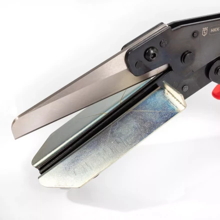 Ножницы для резки пластмассовых коробов, кабель-каналов, полимерных труб и резиновых профилей КВТ НКК-110 «Пеликан» (79823) купить в Когалыме