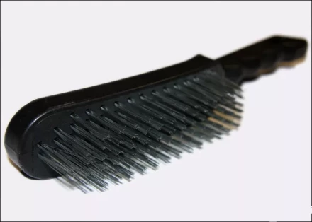 Щетка 3-рядная металлическая с пластмассовой ручкой  SPARTA 748655 купить в Когалыме