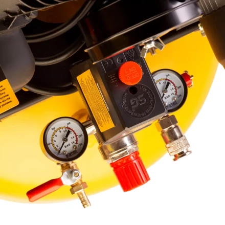 Компрессор воздушный BCV2200/100V, ременный привод , 2.3 кВт, 100 литров, 440 л/мин Denzel 58112 купить в Когалыме