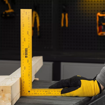 Угольник стальной Denzel, 200 х 300 мм, 32388 купить в Когалыме