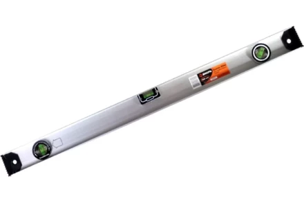 Уровень алюминиевый «Рельс» 800мм 3 глазка фрезерованный Вихрь 900/73/11/4/15 купить в Когалыме