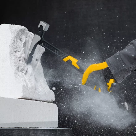 Молоток каменщика Denzel 10633, 680 г, цельнокованый, двухкомпонентная обрезиненная рукоятка купить в Когалыме