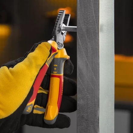 Плоскогубцы комбинированные Denzel 17085, диэлектрические трехкомпонентные рукоятки до 1000 В, 165 мм купить в Когалыме