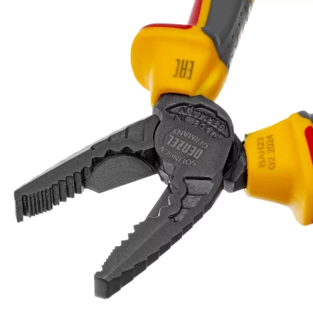 Плоскогубцы комбинированные Denzel 17086, диэлектрические трехкомпонентные рукоятки до 1000 В, 180 мм купить в Когалыме