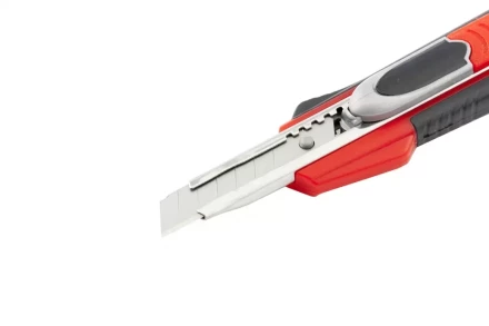 Нож 9мм, выдвижное лезвие, металлическая направляющая, двойная фиксация, эргономичная двухкомпонентная рукоятка MATRIX QUIK BLADE 78934 купить в Когалыме