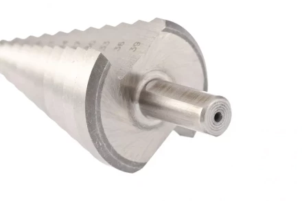 Сверло ступенчатое 4-6-9-12-15-18-21-24-27-30-33-36-39 мм Р6М5 трехгранный хвостовик Барс 72363 купить в Когалыме