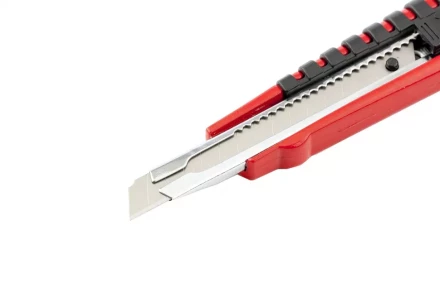 Нож 9мм выдвижное лезвие металлическая направляющая эргономичная двухкомпонентная рукоятка вес 90 грамм MATRIX 78937 купить в Когалыме