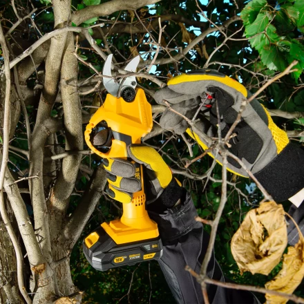 Секатор аккумуляторный Denzel CP-30 59435, 18В Li-Ion купить в Когалыме