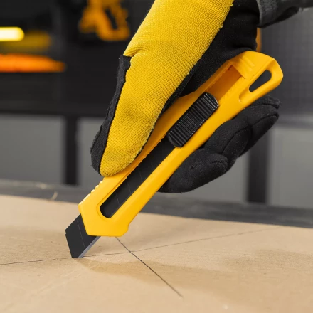 Нож Denzel, 18 мм, сменное лезвие, SK4, облегченный корпус, нажимной фиксатор, 78941 купить в Когалыме