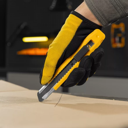 Нож Denzel, 18 мм, сменное лезвие, SK4, метал. направляющая, клипса, нажимной фиксатор, 78940 купить в Когалыме