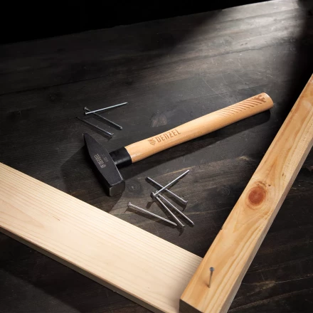 Молоток слесарный, 600 г Denzel, кованый квадратный боек, буковая рукоятка, 10431 купить в Когалыме